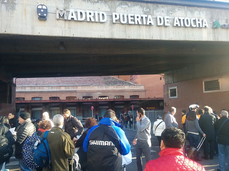 Los viajeros que tenían que coger un tren iban llegando y esperaban en los alrededores de la estación de Atocha.