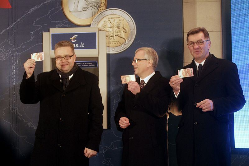 El presidente del Banco de Lituania Vitas Vasiliauskas, el ministro de finanzas de Lituania Rimantas Sadzius y el primer ministro de Lituania Algirdas Butkevicius después de retirar un billete de Euro de un cajero autompatico en Vilna
