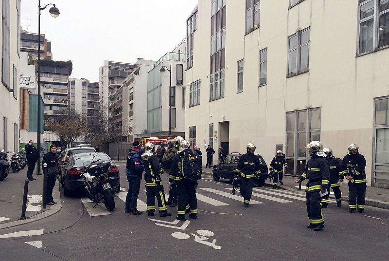 Policías y bomberos frente a la sede del diario satírico francés 'Charlie Hebdo' en París