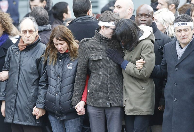 Varios familiares de las víctimas mortales de la revista 'Charlie Hebdo' acuden a la gran manifestación en París.