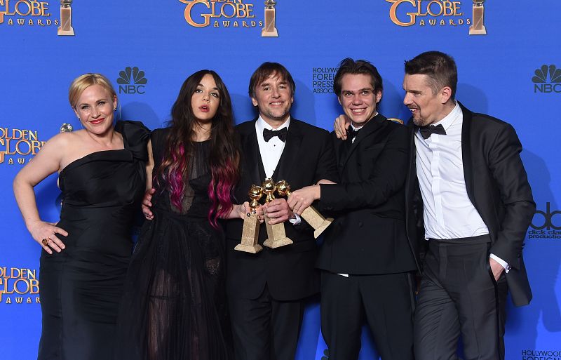 El director Richard Linklater celebra con los actores de 'Boyhood' el premio a mejor película dramática.