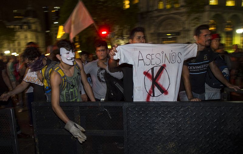 Los manifestantes han protestado por la muerte del fiscal Alberto Nisman, hallado sin vida el lunes en la capital argentina.