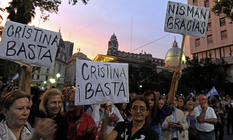 Manifestantes muestran carteles contra la presidenta, Cristina Fernández, y a favor del fiscal Alberto Nisman en la Plaza de Mayo de Buenos Aires.