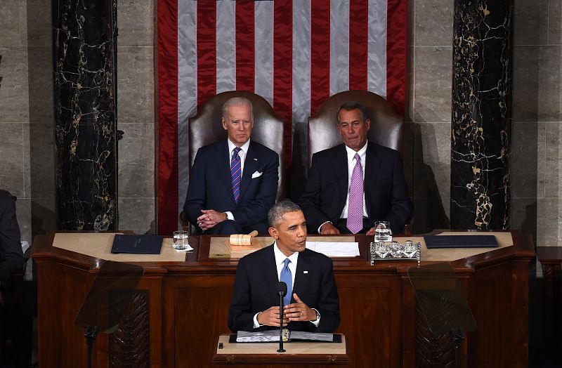 El presidente estadounidense, Barack Obama, pronuncia su discurso ante el vicepresidente Joseph Biden y el presidente de la Cámara de Representantes, John Boehner.