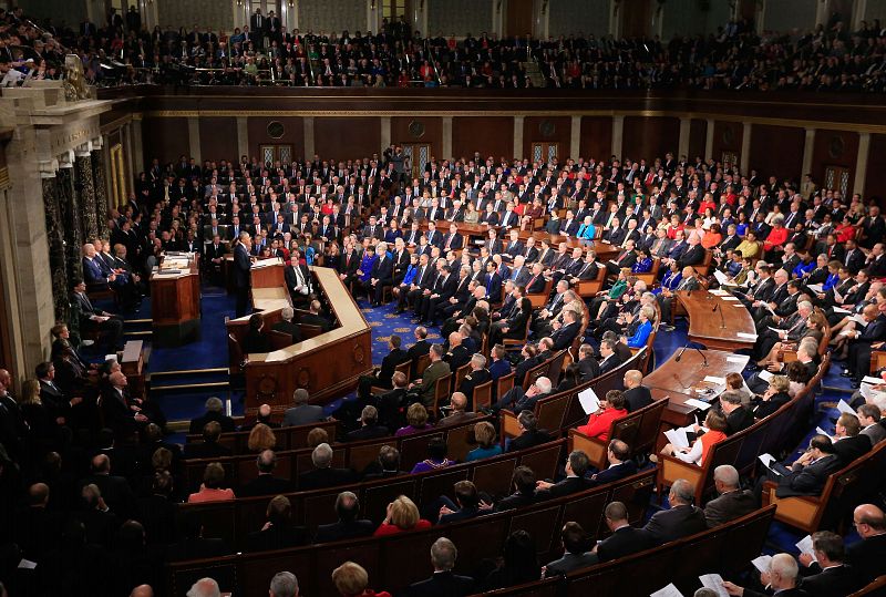 Los miembros de la Cámara de Representantes y del Senado se han reunido en el Capitolio para escuchar la alocuión de Obama.