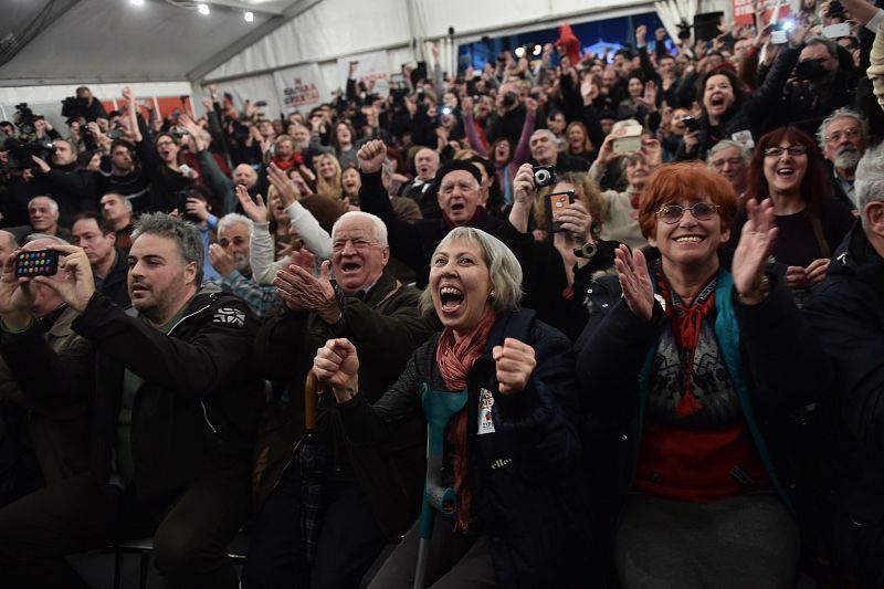 Los partidarios de Syriza muestran su alegría, tras los primeros sondeos de las elecciones de Grecia.