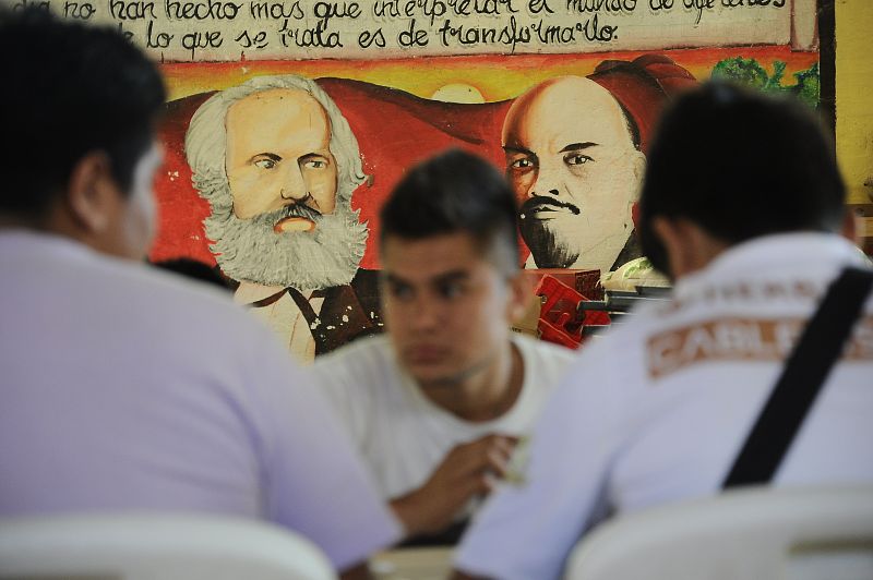 Estudiantes en el comedor de Ayotzinapa. La escuela lleva casi 90 años formando maestros rurales. Es un reducto de la Revolución, donde los estudiantes reciben una formación muy crítica.