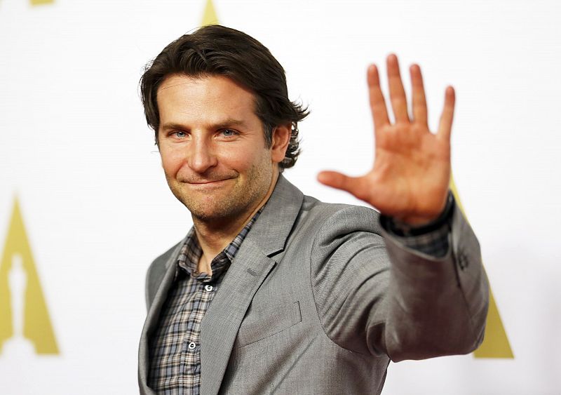 Bradley Cooper, candidato a mejor actor por su papel en 'El francotirador', a su llegada al lamuerzo de los nominados a los Oscar.