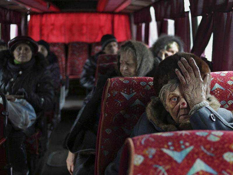 Un grupo de civiles espera en un autobús tras verse obligados a abandonar sus viviendas en Debáltsevo, Ucrania.