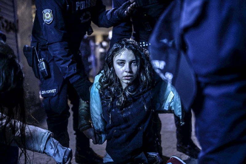 Fotografía de una joven herida durante los disturbios entre manifestantes y policía ocurridos en el transcurso de una protesta tras el funeral del adolescente turco Berkin Elvan el 12 de marzo de 2014 en Estambul.
