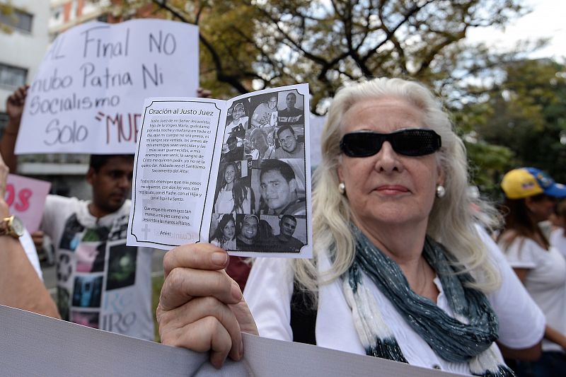 En Caracas una mujer pide justicia por la muerte del estudiante muerto a manos de la policía en una protesta