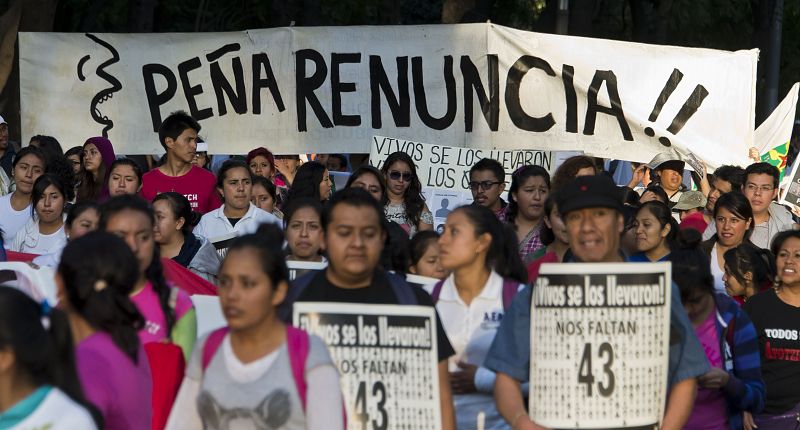Una multitudinaria marcha exige conocer la verdad cinco meses después de la desaparición de los estudiantes