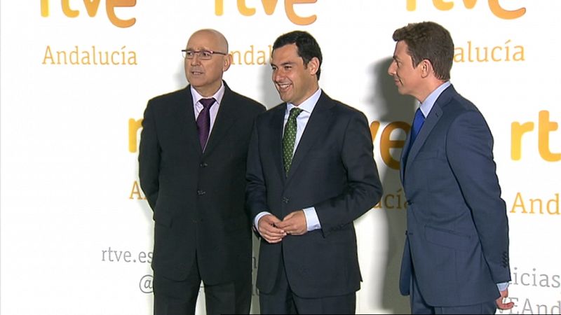El candidato del PP, Juanma Moreno, acompañado del jefe de Informativos de TVE, José Antonio Álvarez Gundín (i)