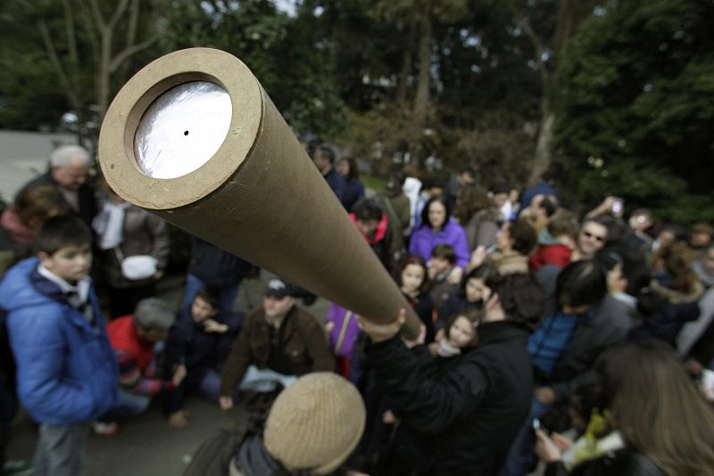 Numerosas personas, pertrechadas de diversos artilugios se acercaron a ver el eclipse de sol en A Coruña.