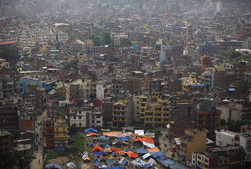 Refugios improvisados entre los edificios de Katmandú
