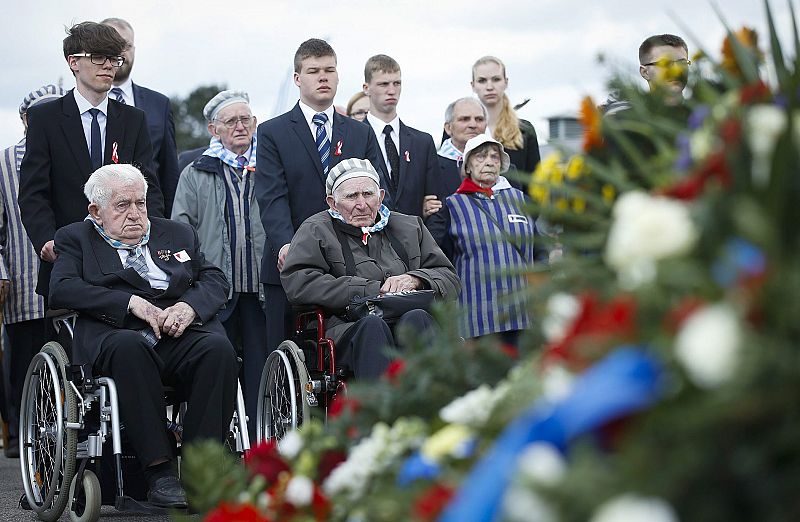 Varios supervivientes toman parte en el evento conmemorativo por el aniversario de la liberación del campo nazi de Mauthausen, Austria.
