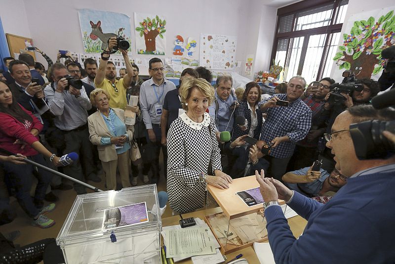 La presidenta del Partido Popular de Madrid y candidata a la alcaldía, Esperanza Aguirre, vota en los comicios locales y autónomicos que se celebran en España.