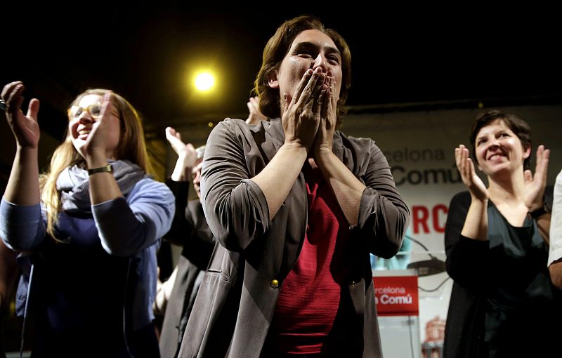 Ada Colau, de Barcelona en Comú, se dirige a sus simpatizantes visiblemente emocionada.