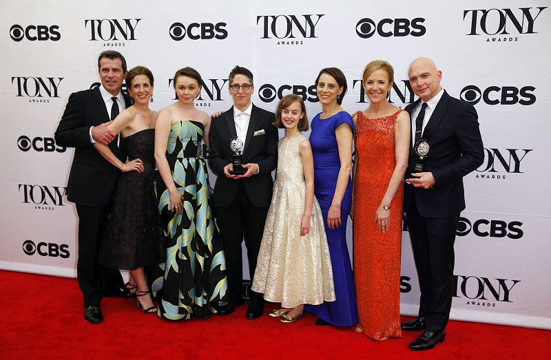 El elenco de Fun Homeposa con sus premios logrados en la 69 edición de los Tony de teatro.