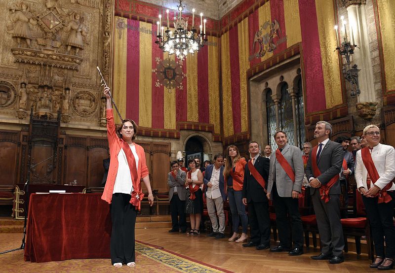 La nueva alcaldesa de Barcelona, Ada Colau, con el bastón de mando