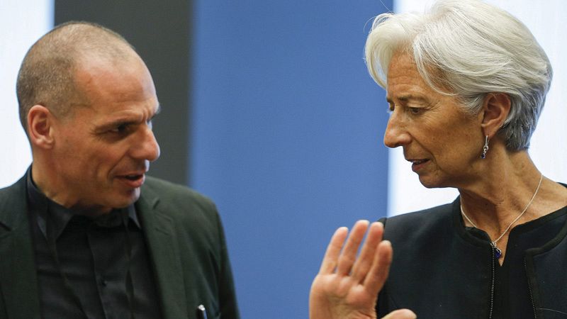 El ministro de Finanzas griego, Yanis Varufakis, saluda a la directora gerente del FMI, Christine Lagarde