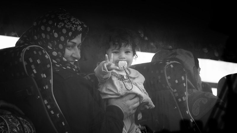 Madre e hijo en un autobús. Desde Siria llegan a Lampedusa familias completas que huyen de la guerra