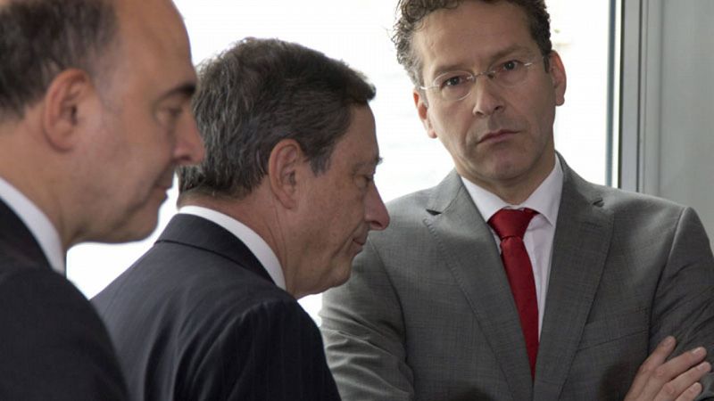 El presidente del Banco Central Europeo, Mario Draghi, conversa con el presidente del Eurogrupo, Jeroen Dijsselbloem, antes del comienzo de una reunión sobre Grecia.
