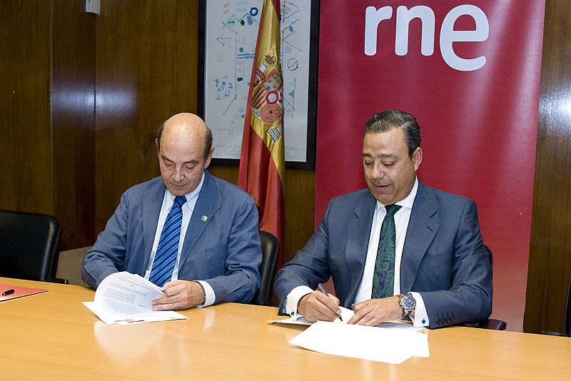 El director de RNE, Alfonso Nasarre, y el presidente del Consejo General de Colegios de Odontólogos y Estomatólogos, Óscar Castro, en la firma del convenio.