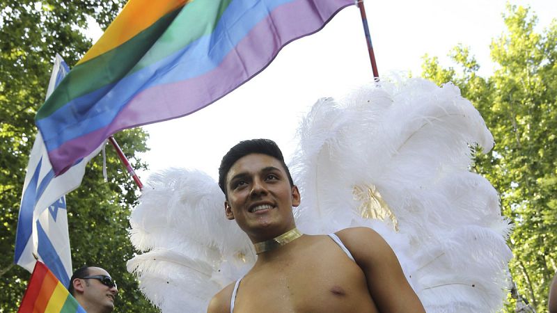 Un participante con alas blancas de ángel se manifiesta en Madrid a favor de los derechos de los homosexuales