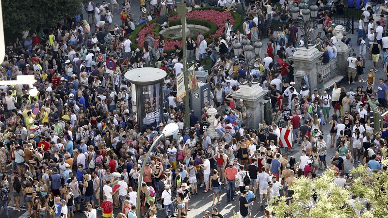 Un nutrido grupo de personas asiste a la manifestación por el día del Orgullo Gay.