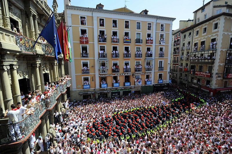 La abarrotada plaza del Ayuntamiento de Pamplona en el chupinazo 2015