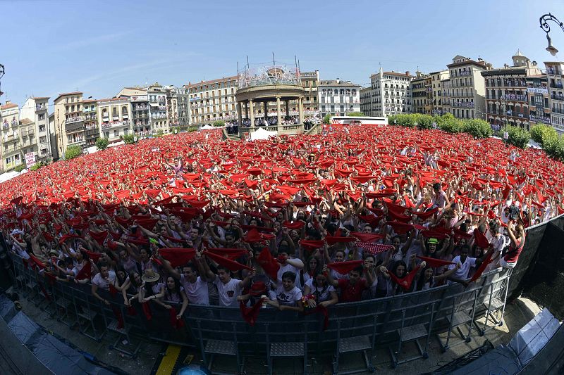 Miles de personas abarrotan la Plaza del Castillo de Pamplona en el chupinazo
