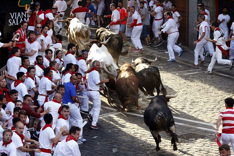 Los toros de Jandilla salen de la plaza Consistorial, en el primer encierro de los sanfermines