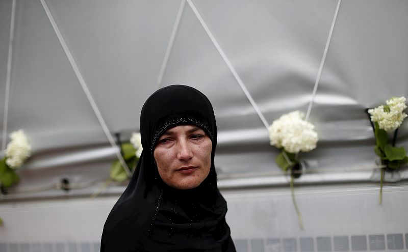 Una mujer bosnia delante del camión que lleva a las víctimas al centro para la preservación de la memoria de Srebrenica-Potocari.o