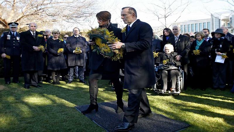 El Primer Ministro australiano Tony Abbott y su mujer Margaret en la ceremonia de homenaje a las víctimas del vuelo MH17