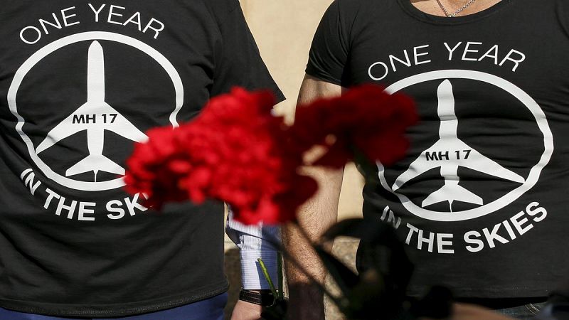 La gente lleva flores al exterior de la embajada holandesa en Kiev (Ucrania) en recuerdo de las víctimas del vuelo MH17