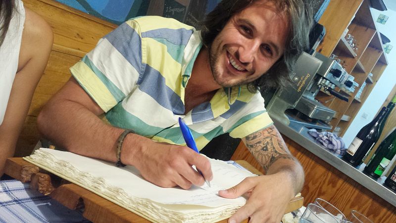 Álex también deja su firma para la posteridad