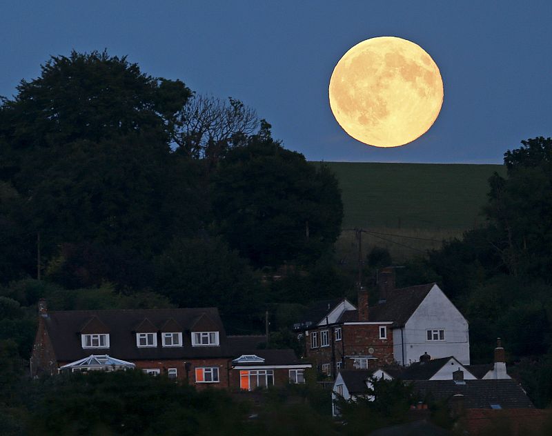 La luna azul sobre Loosley Row, al sureste de Inglaterra