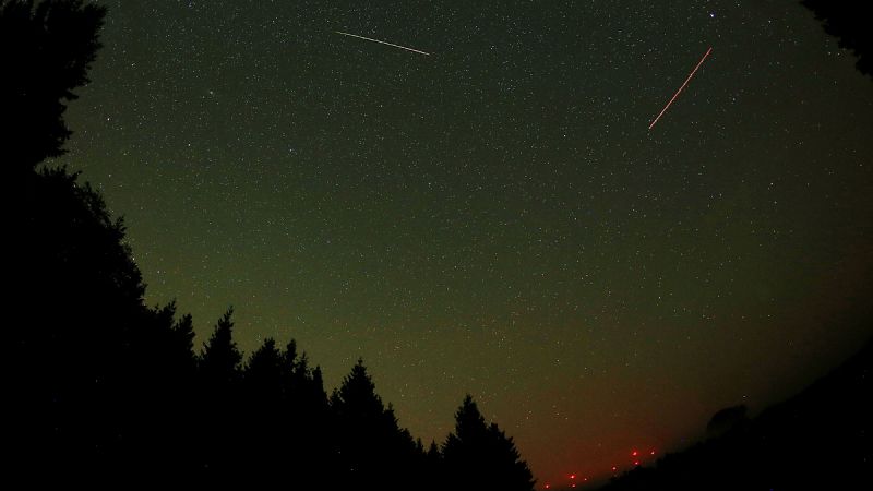 Fotografía con larga exposición que muestra un meteoro cruzando el cielo hoy, miércoles 13 de agosto de 2015, sobre Gemuend (Alemania).