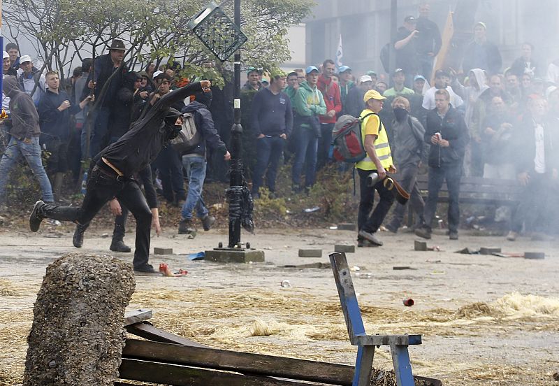 Varios manifestantes se enfrentan a policías antidisturbios junto a las sedes de las instituciones de la Unión Europea en Bruselas