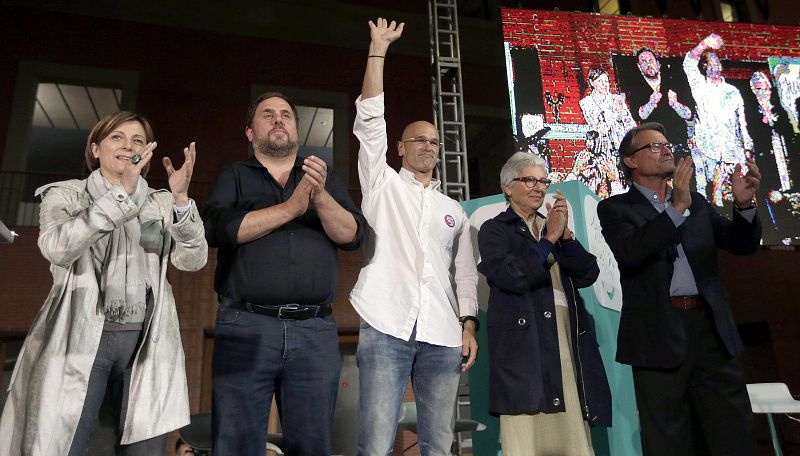 Los candidatos de Junts pel Sí (i-d) Carme Forcadell, Oriol Junqueras, Raul Romeva, Muriel Casals y Artur Mas, durante el acto de inicio de campaña de las elecciones, en Barcelona.