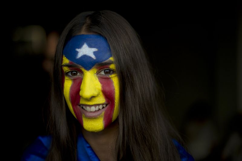 Una joven lleva pintada en la cara la estelada, la bandera independentista catalana, en las celebraciones de la Diada.