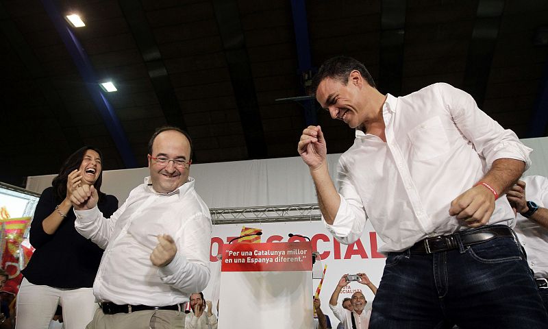El secretario general del PSOE, Pedro Sanchez (d), y el candidato del PSC en las elecciones catalanas, Miquel Iceta, bailan al finalizar el mitin que han celebrado en Badalona (Barcelona).