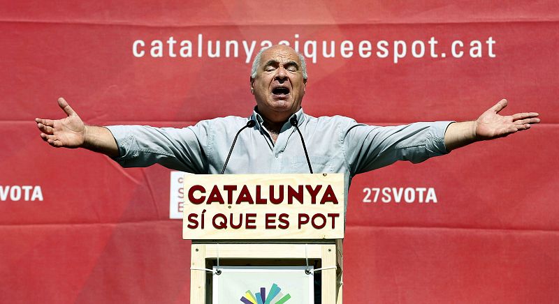 El cabeza de lista de Catalunya Sí que es Pot, Lluís Ravell, durante su intervención en un acto de campaña para las elecciones del 27S celebrado en la Rambla del Carmel en Barcelona