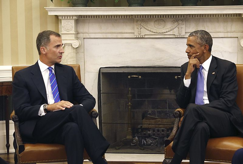 El rey Felipe y el presidente de EEUU, Barack Obama, conversan en el Despacho Oval.