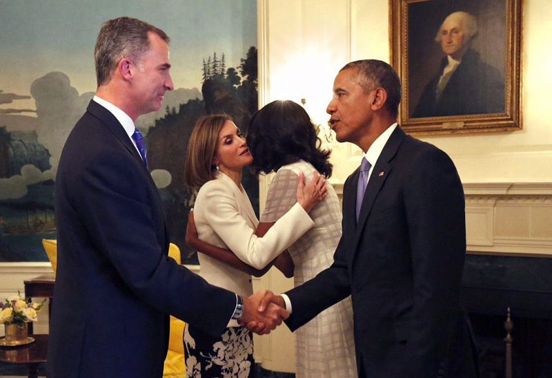 Los reyes Felipe y Letizia y el presidente de EEUU, Barack Obama y la primera dama, Michelle, se despìden tras en el encuentro mantenido en la Casa Blanca.