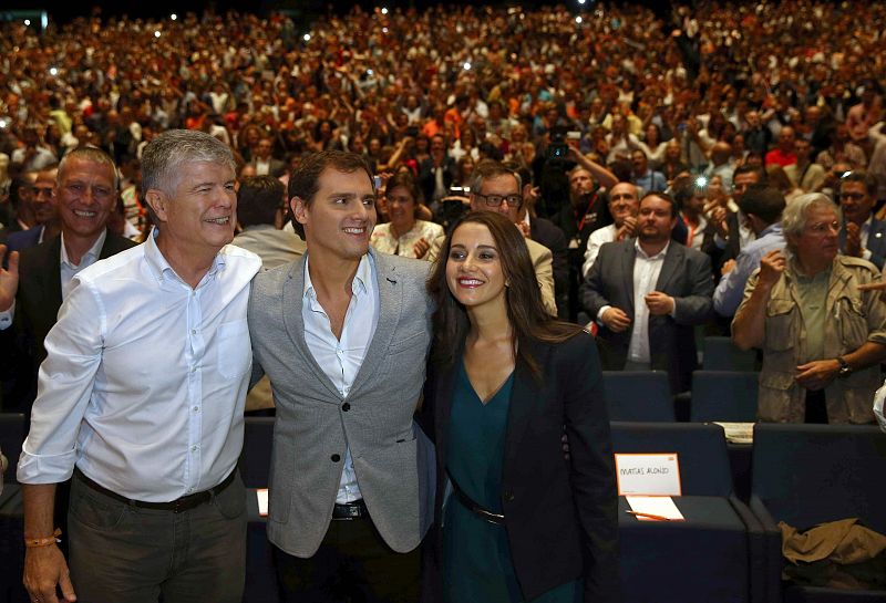 Unas 3.000 personas, según la organización, acompañaron a los candidatos de Ciudadanos Inés Arrimadas y Matías Alonso, junto a los que estuvo también el presidente del partido, Albert Rivera, en el Auditori Fòrum de Barcelona.