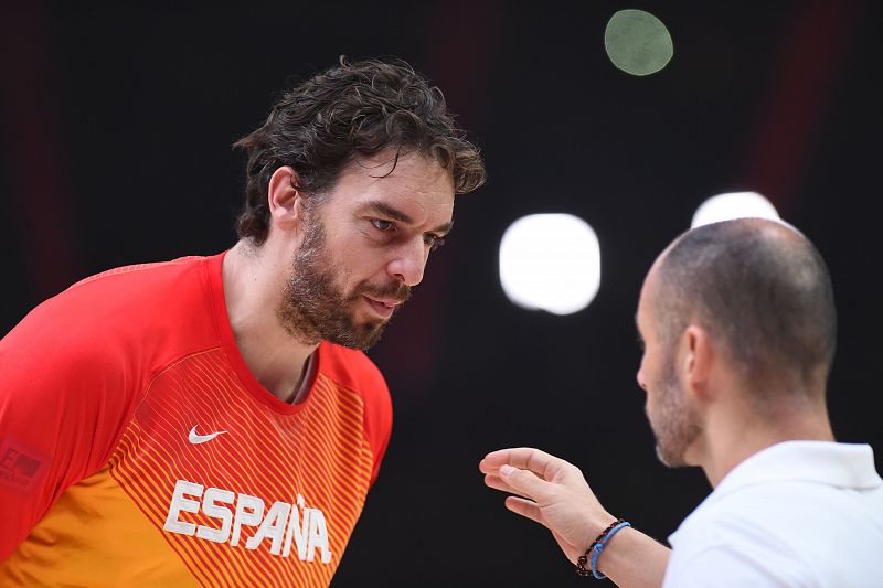 Pau Gasol habla con uno de los árbitros de la final del Eurobasket