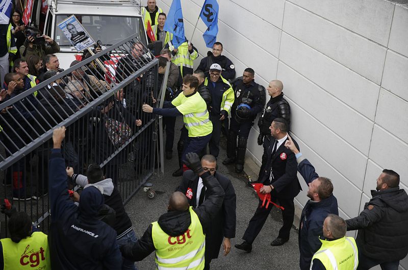 Los trabajadores de Air France lograron pasar las vallas de seguridad