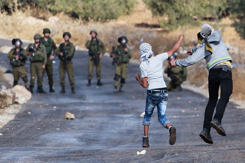 Manifestantes palestinos se enfrentan a fuerzas de seguridad israelíes al oeste de Belén